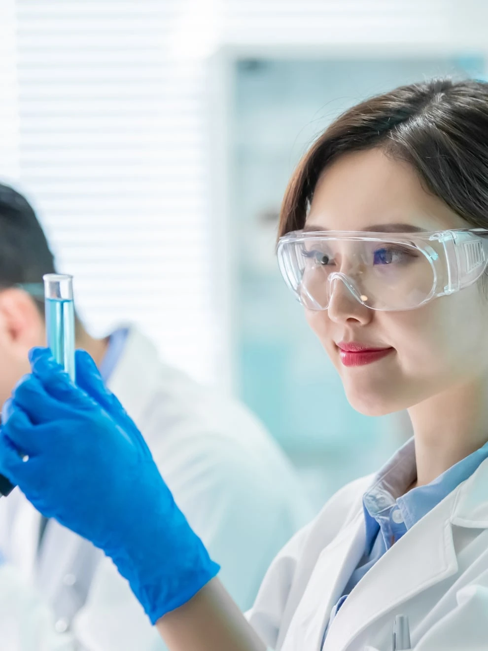 female_scientist_in_laboratoryg